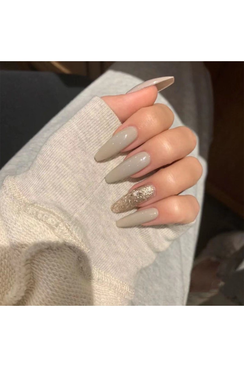 ongles gris lait